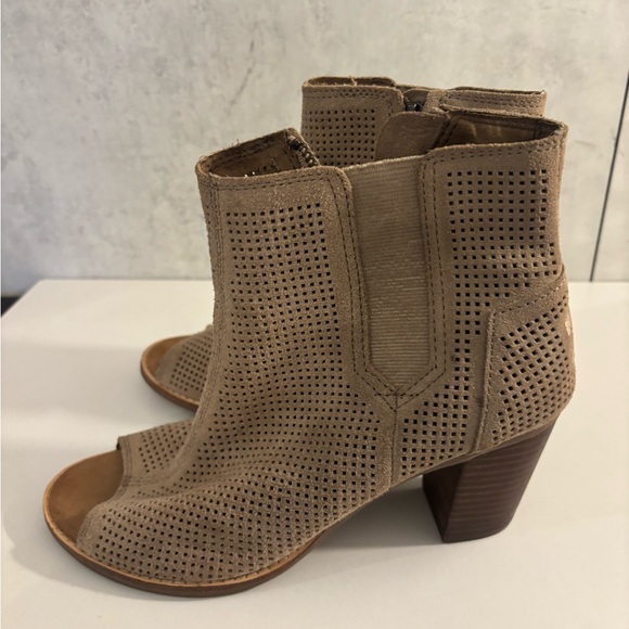 Shoes - TOMS Women's Majorca Boots Size W8 Block Heel Open Toe Taupe Suede Boho Bootie